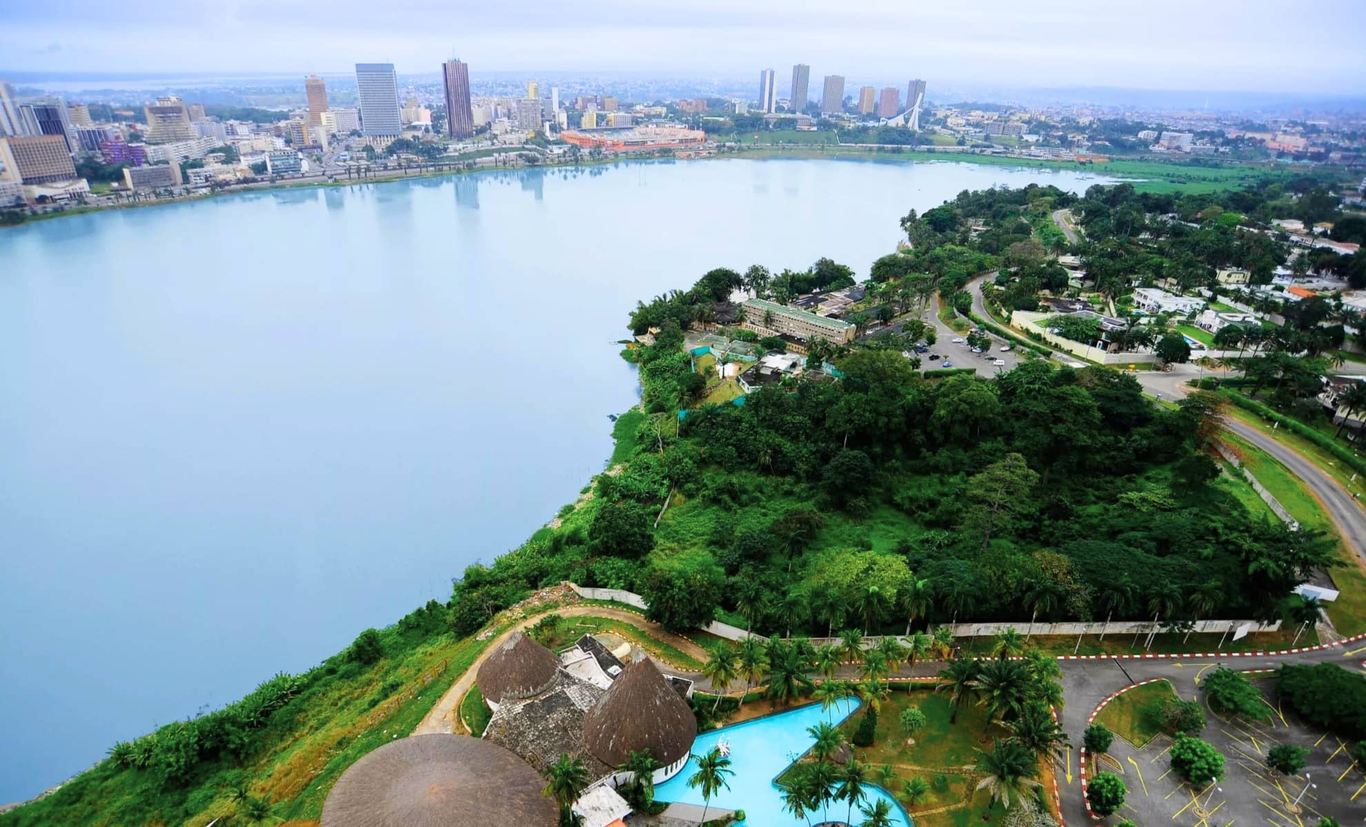 Obtenir son e-visa Côte d'Ivoire en ligne — eVisa Access Visa Côte d'Ivoire en ligne pour passeport français — vue aérienne d'Abidjan et de la lagune Ébrié